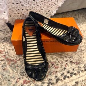 Rocket Dog Glossy Black Flats with Bow Sz 7.5